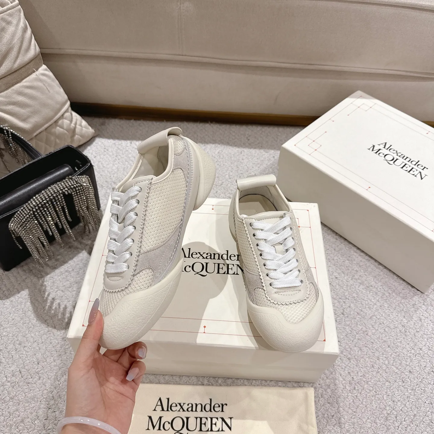 👟👟Ex-factory price 600👟👟 Men's size +10 2025 McQueen's new AIexanderMcQUEEN✅ The original quality has been certified! The original version is reproduced 1:1, and the latest lace-up casual shoes are released simultaneously. • McQueen logo • Round toe box • Lightweight segmented sole design, made of imported stretch breathable fabric + grained cowhide, soft inner lining and insole, comfortable for walking and not stuffy on the feet. Five colors: black/white·white·off-white·black/brown·yellow Fabric: grained cowhide + stretch fabric + cow suede Insole: imported sheepskin Women’s model: 35–40 (40 for women is not returnable) Men’s model: 39–45 (45 for men is not returnable)